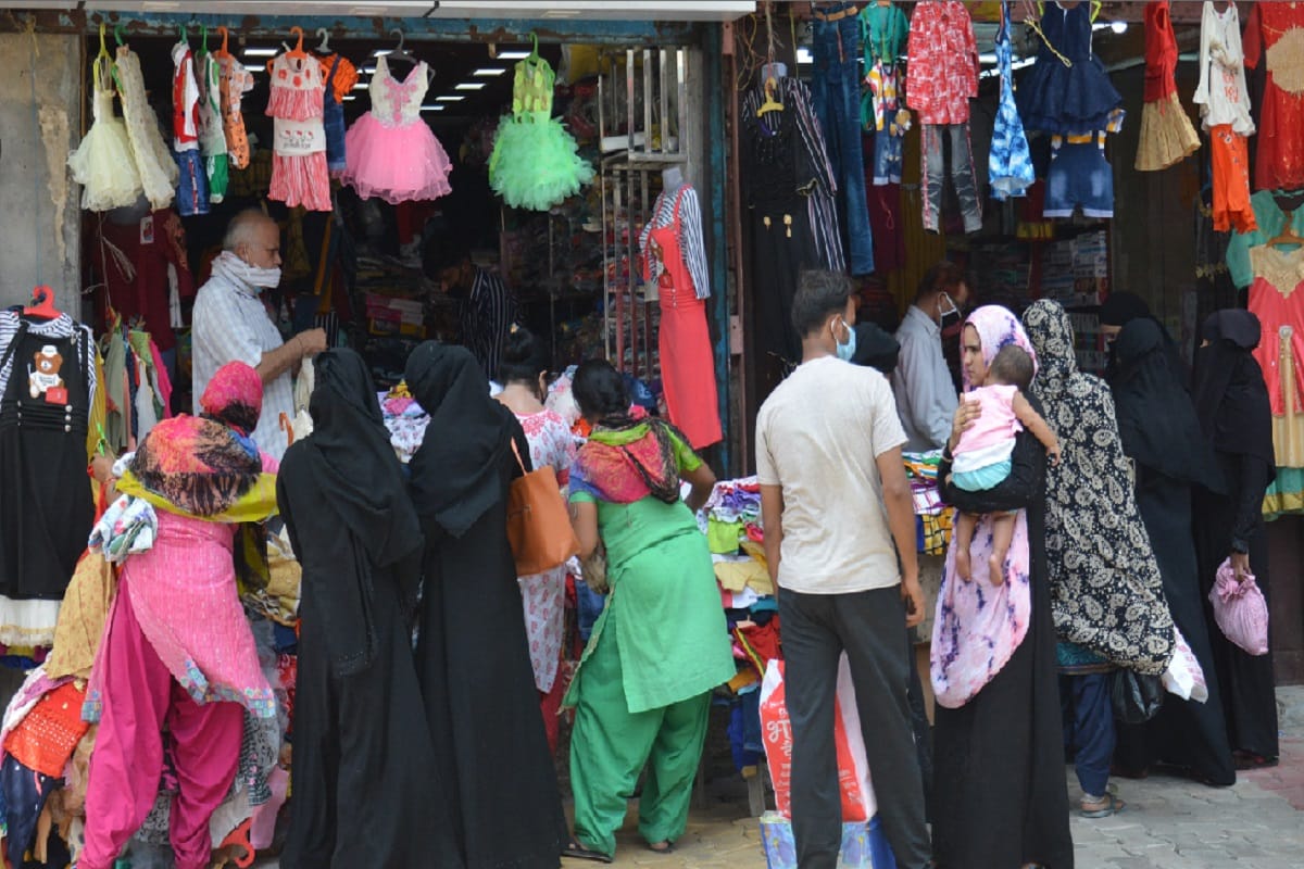 Muzaffarnagar, Uttar Pradesh Lockdown 4.0 Latest News Update Today, crowds of people gathered in the markets after opening of all shops in district