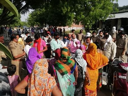 Pratapgarh: Villagers angry over the beating of women from the beating, caused a ruckus, ran to the police