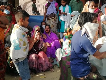 Pratapgarh: Villagers angry over the beating of women from the beating, caused a ruckus, ran to the police