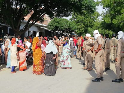 Pratapgarh: Villagers angry over the beating of women from the beating, caused a ruckus, ran to the police