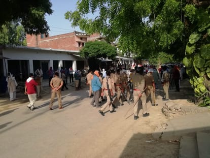 Pratapgarh: Villagers angry over the beating of women from the beating, caused a ruckus, ran to the police