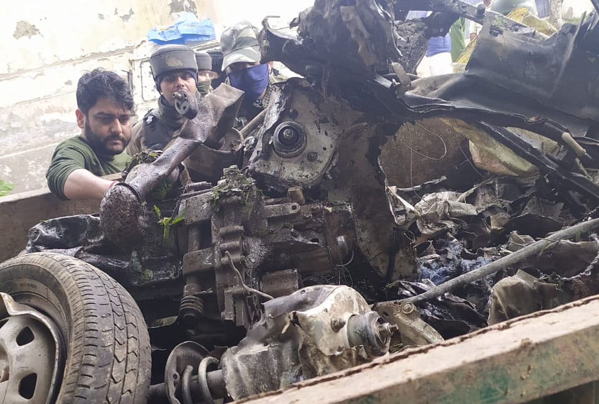 IED recovered in Car in Avigund Rajpora South Kashmir Pulwama district jammu kashmir