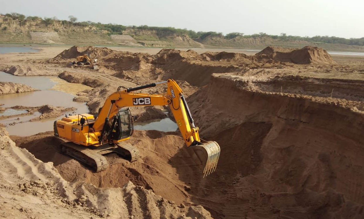 Farmers shut down JCB in sand mine