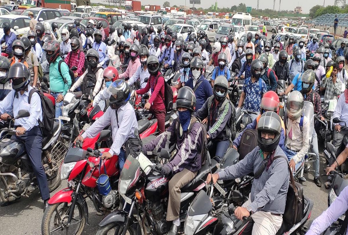 Delhi Haryana border sealed news in hindi: Gurugram single day 68 covid cases comes haryana government again tightens checking on delhi gurugram border long jam then open border see photos all updates