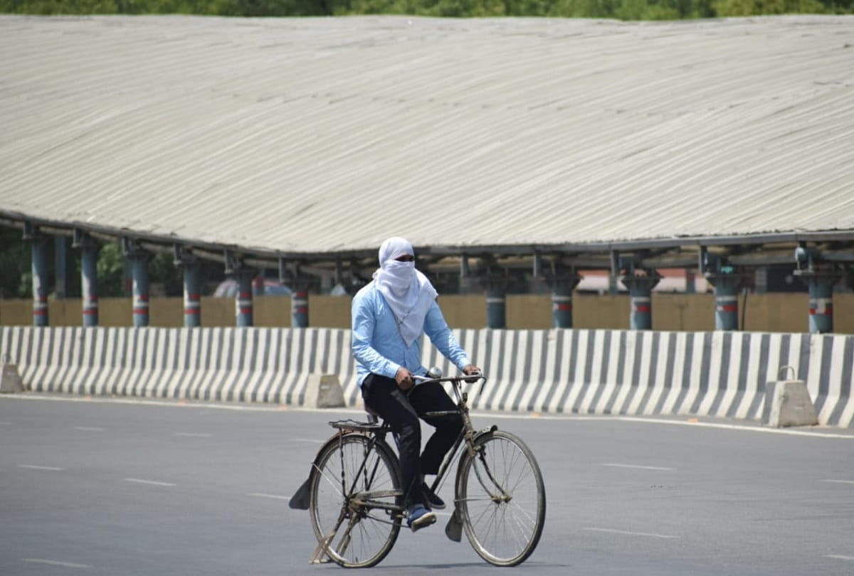 Delhi Weather update today in hindi: next four days temperature to remain under 40 degree dusty winds and light rains in next 24 hours