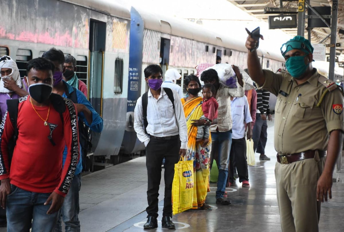 special train arrived gorakhpur railway station with migrant people