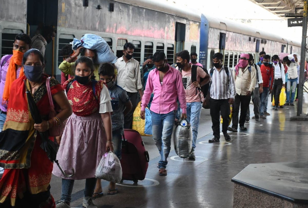 special train arrived gorakhpur railway station with migrant people