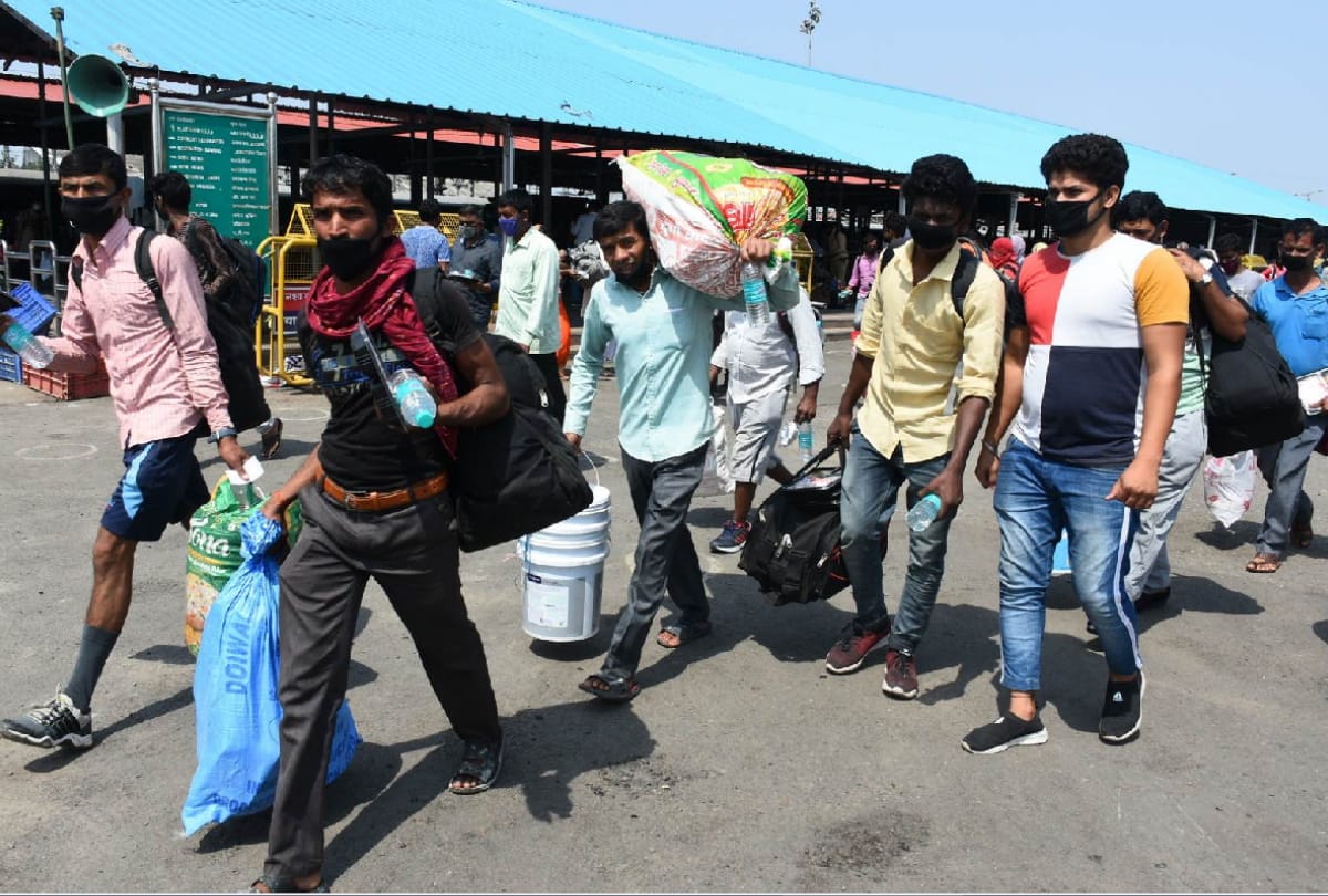 special train arrived gorakhpur railway station with migrant people