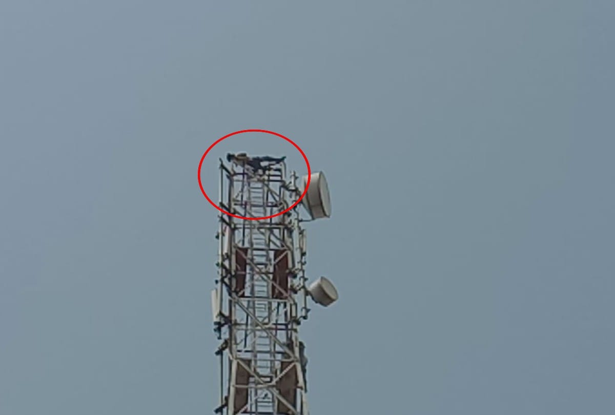 young man climbed on the mobile tower in tundla firozabad