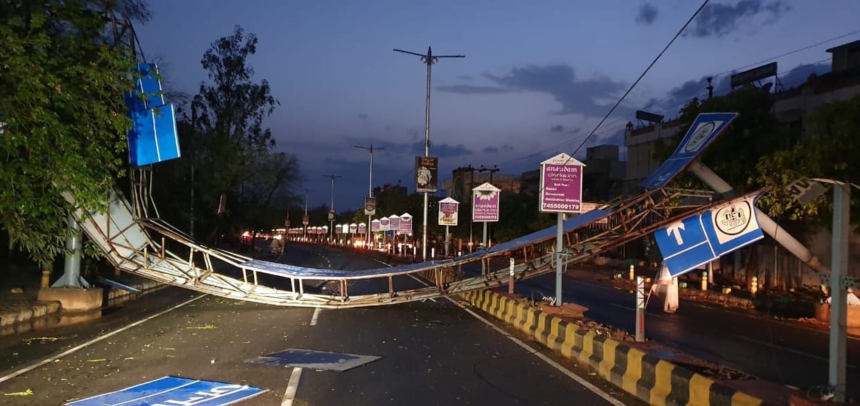 weather, havy rain, tufan, power off, dark, mathura