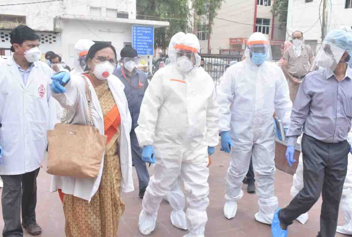 UP Medical Education Minister Suresh Khanna inspects hallet hospital