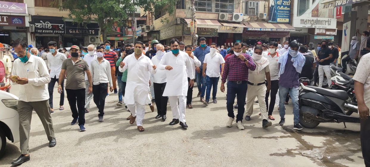Shopkeepers protesting against left-right system, open all shops and sit