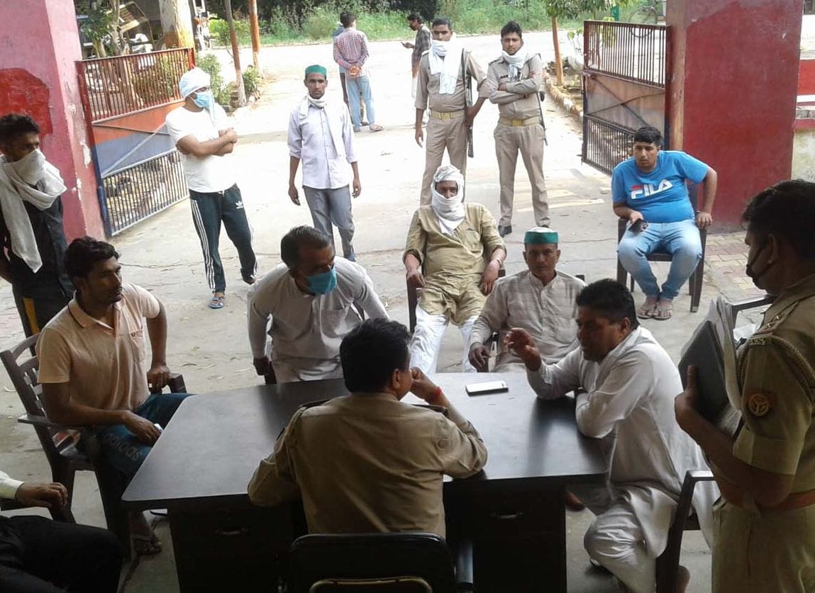 BKU activists cordon the Chapar Inspector
