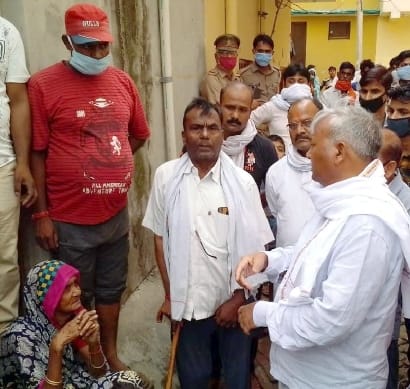 SP succumbs to suicide family due to financial constraints, SP gives one lakh, Priyanka's tweet