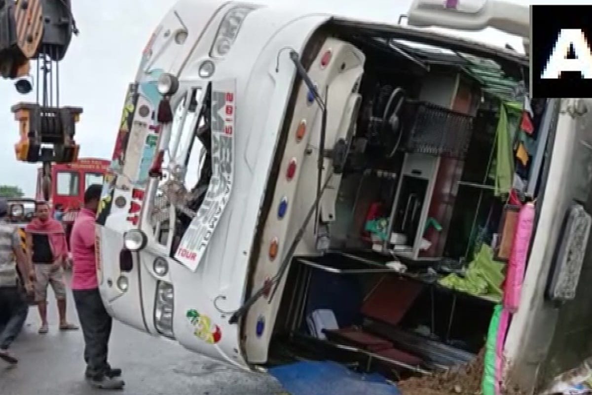 Pakistan: 23 killed, 30 injured after bus overturns in Khujdar district