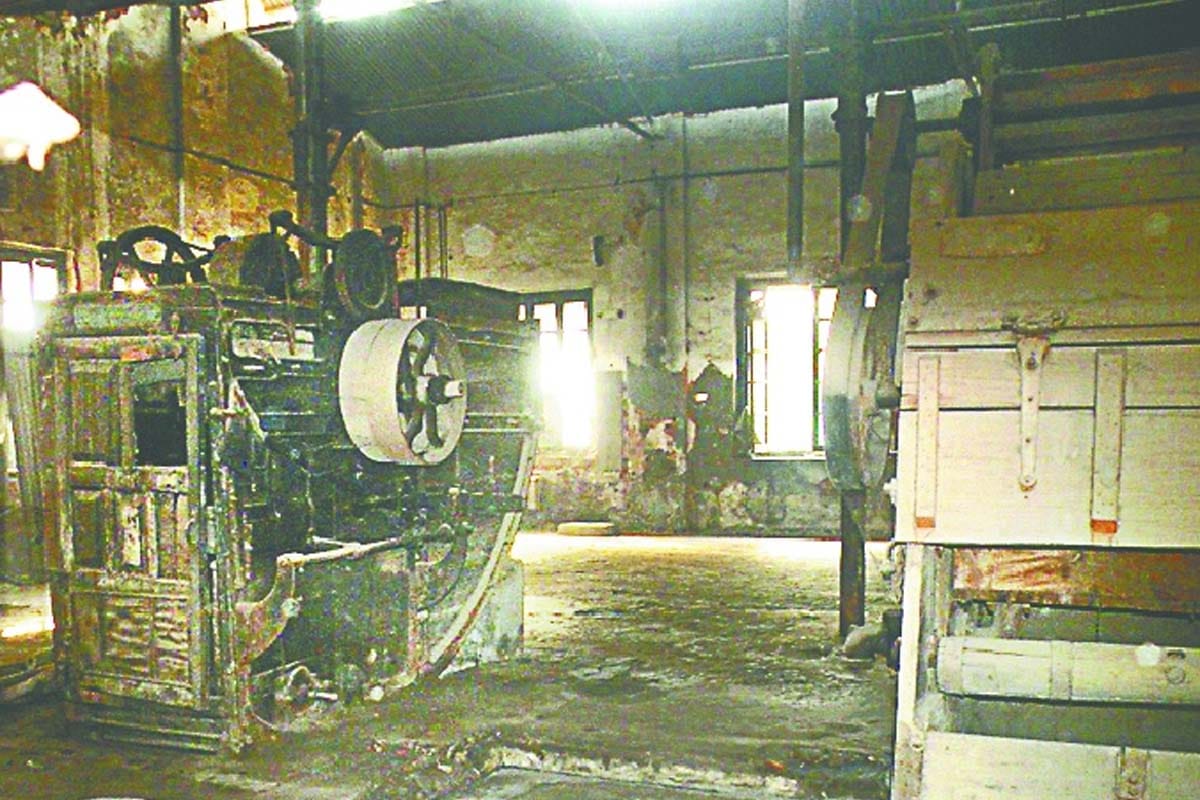Nut of 5 rupees stopped machine of millions for four days