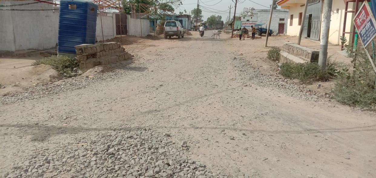 ukhdi sadak pr bari bahno ki aavajahi se ud rhe dhul ke guvar