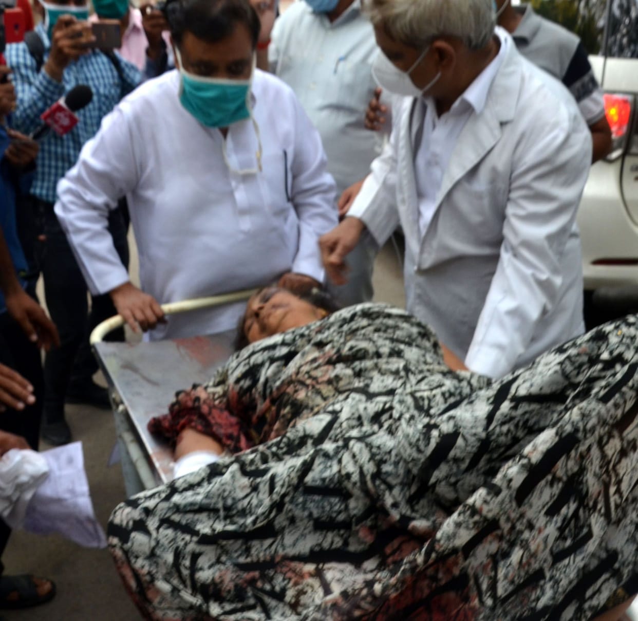 Daughter hold legs state health minister for treatment her mother
