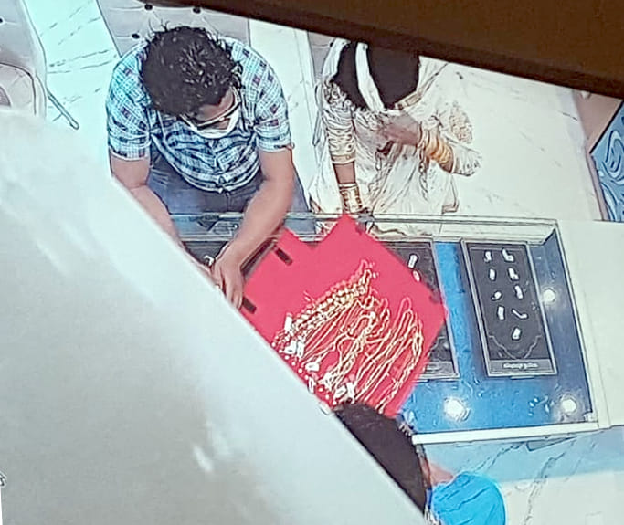 Woman stole gold chain to visit jewelery