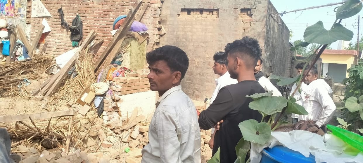 Kachcha house fell, four people buried under debris