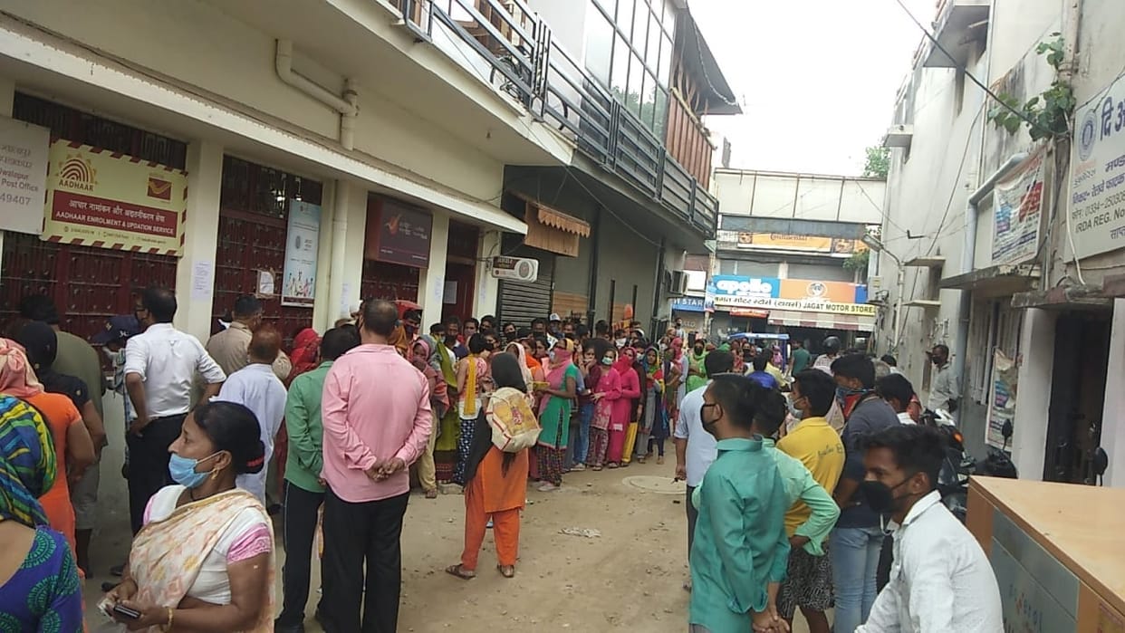 Lockdown in Uttarakhand News Update: huge rush out of post office with out social distancing
