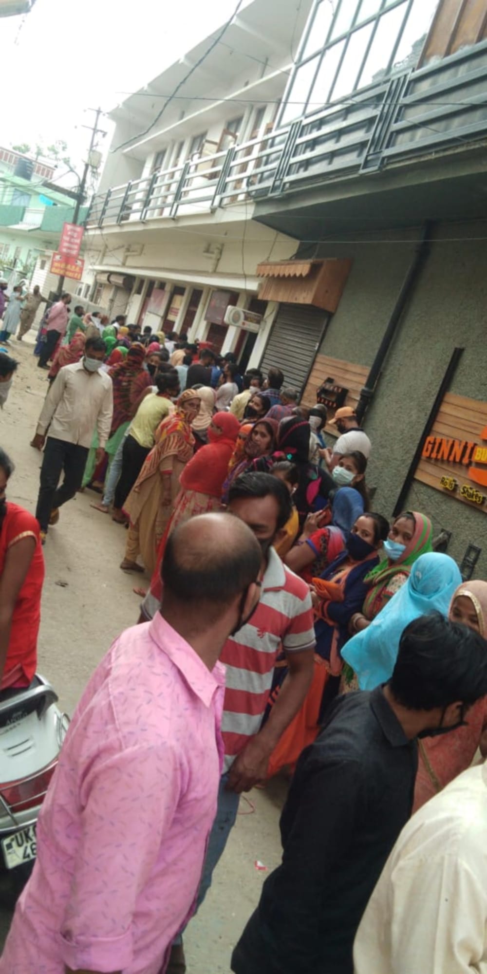 Lockdown in Uttarakhand News Update: huge rush out of post office with out social distancing