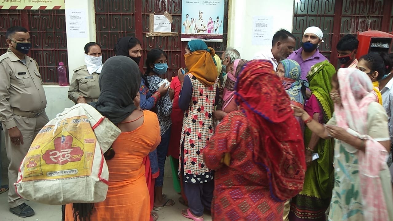 Lockdown in Uttarakhand News Update: huge rush out of post office with out social distancing