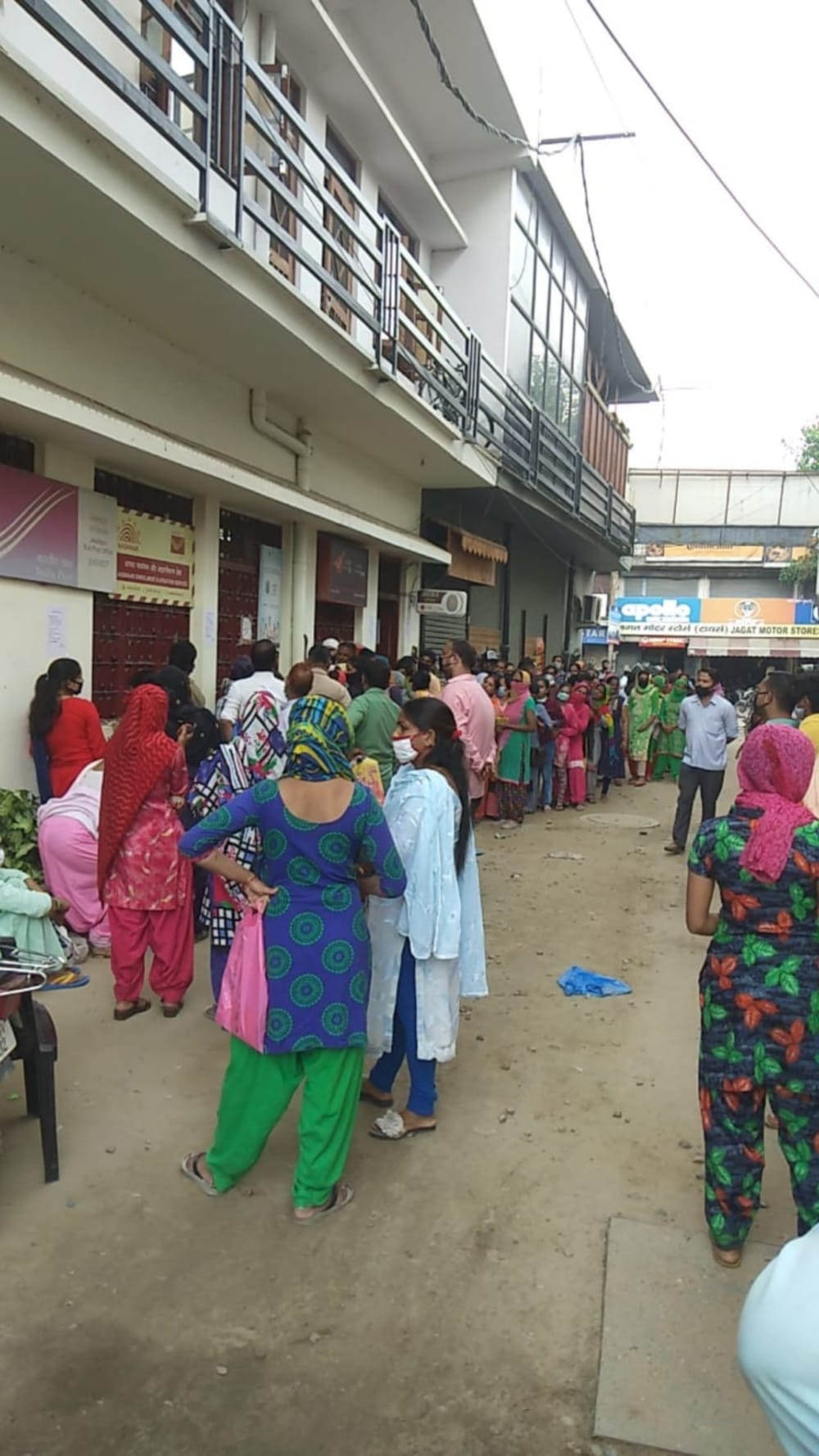 Lockdown in Uttarakhand News Update: huge rush out of post office with out social distancing
