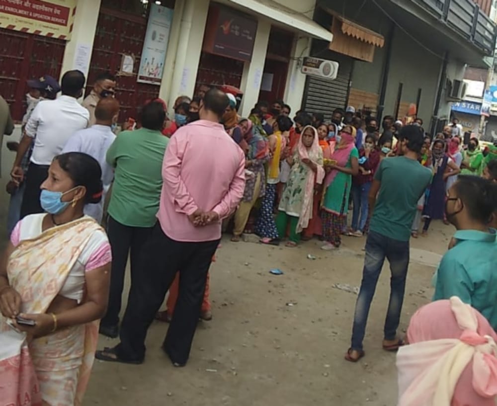 Lockdown in Uttarakhand News Update: huge rush out of post office with out social distancing