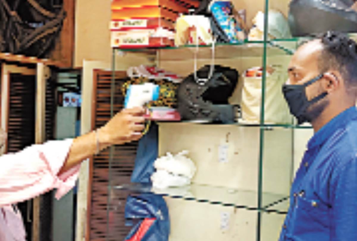 businessmen are helping customers who are coming for shopping