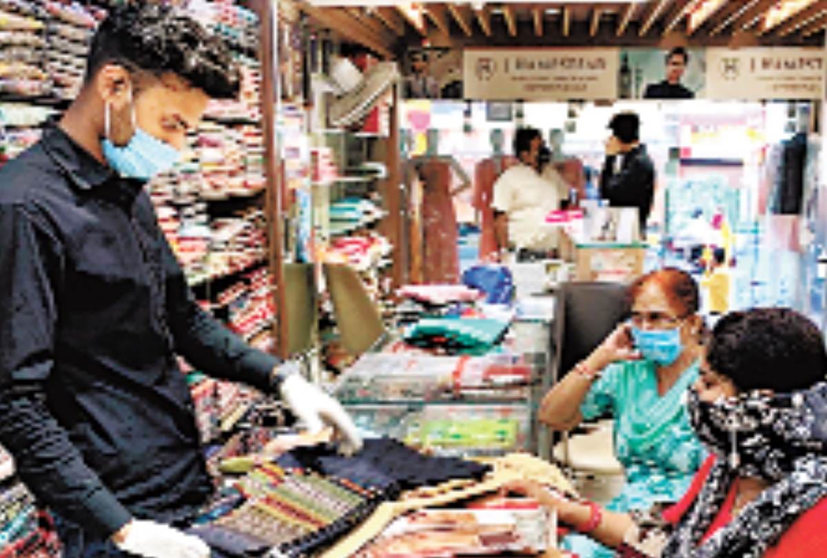 businessmen are helping customers who are coming for shopping