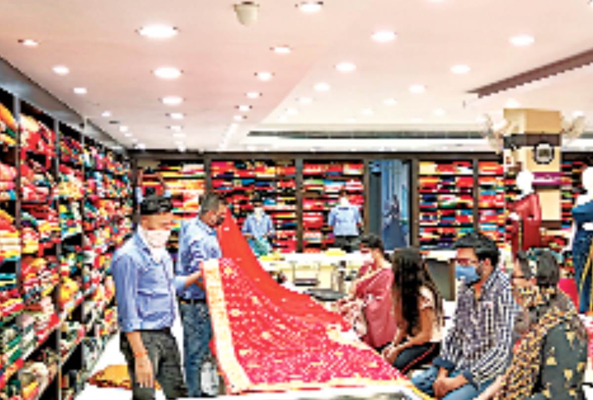 businessmen are helping customers who are coming for shopping