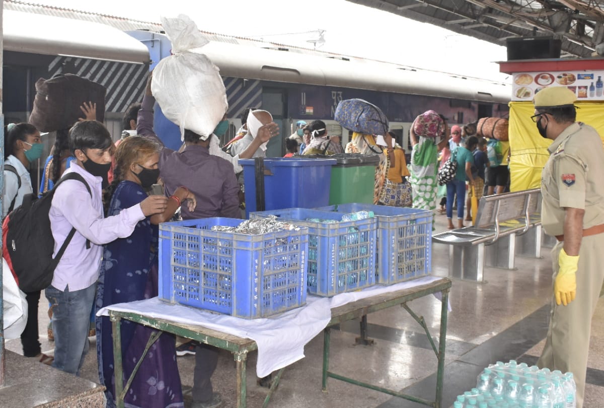 special train arrived in gorakhpur railway station with migrant people