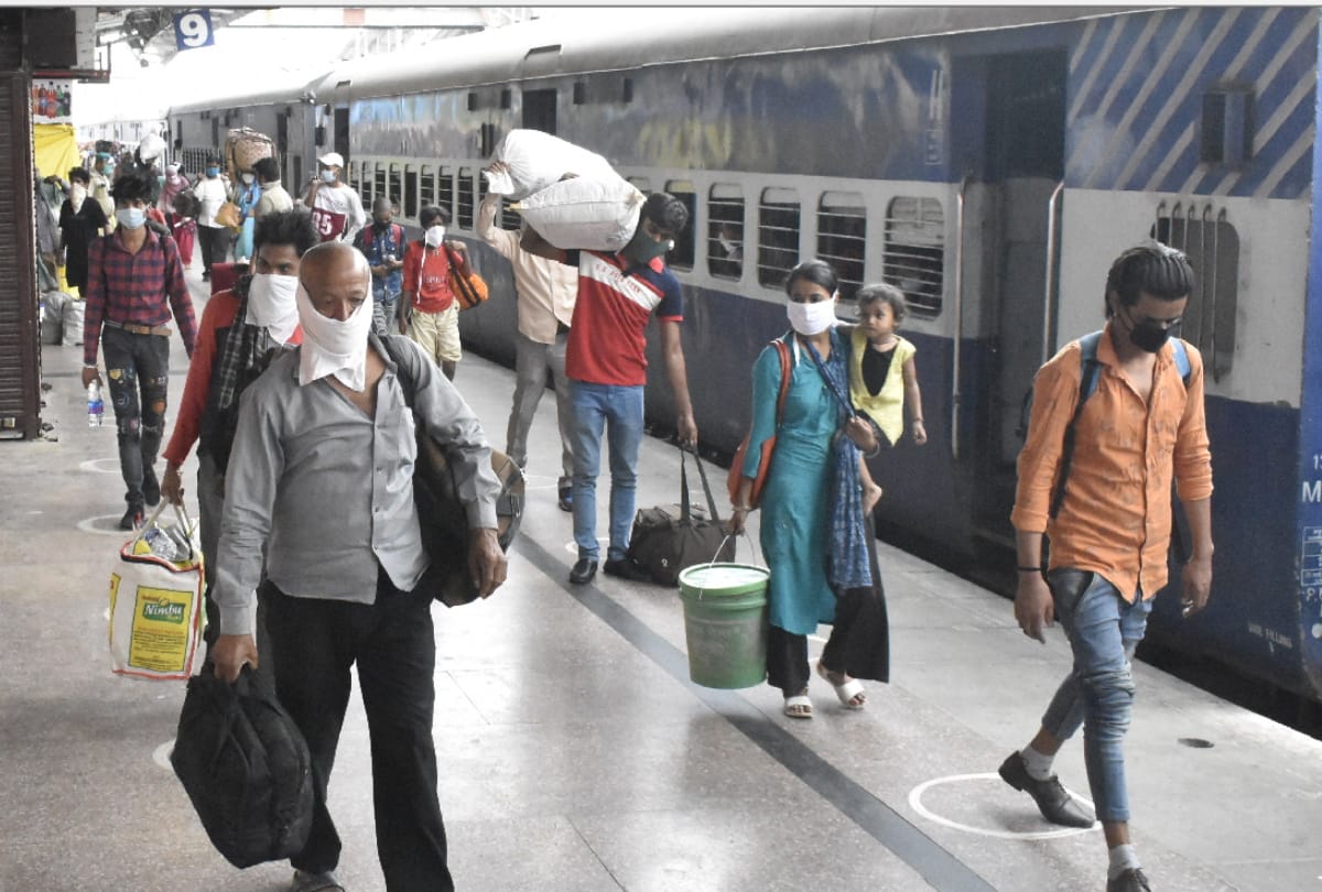 Many workers reached Gorakhpur by six workers special trains
