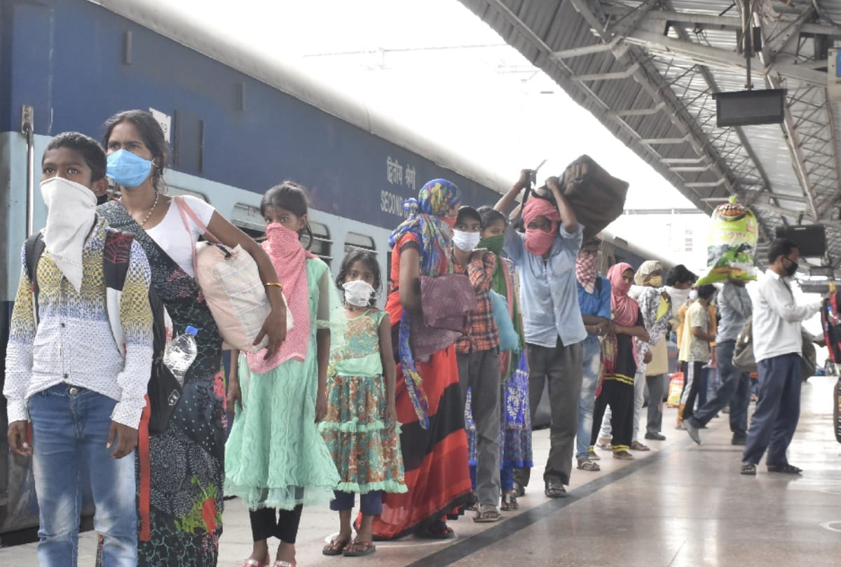 special train arrived in gorakhpur railway station with migrant people