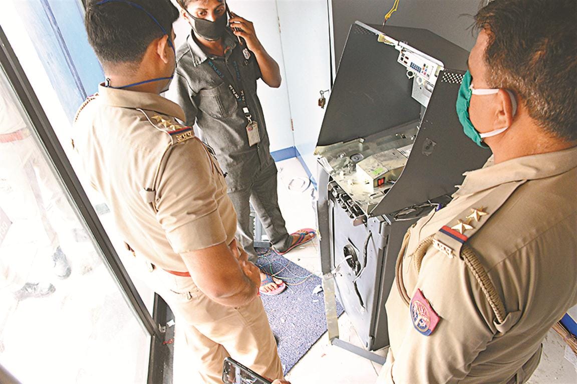 Thieves took away ATM from Shraddhanand College in delhi