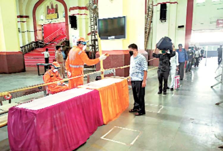 NDRF teams reached at charbagh station, did screening of labourers