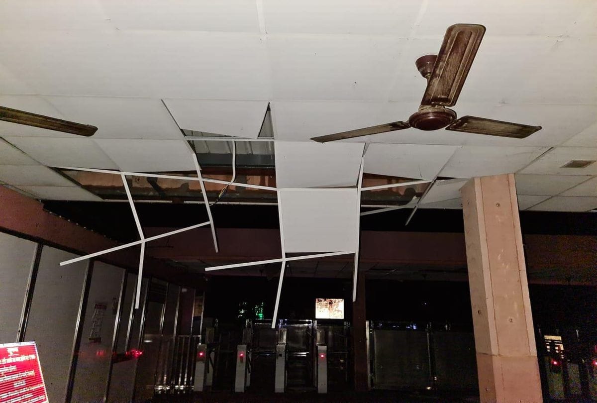Yamuna side railing fell in Taj Mahal due to the storm in agra