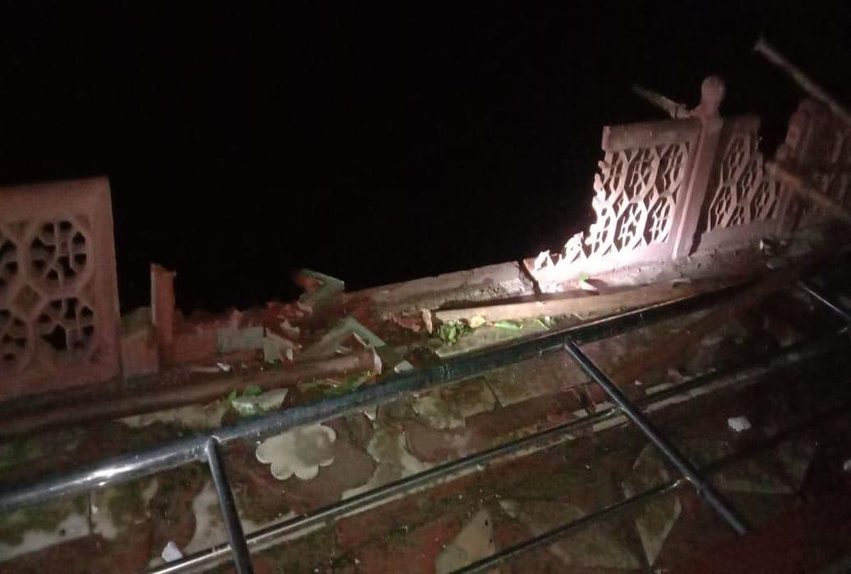 Yamuna side railing fell in Taj Mahal due to the storm in agra