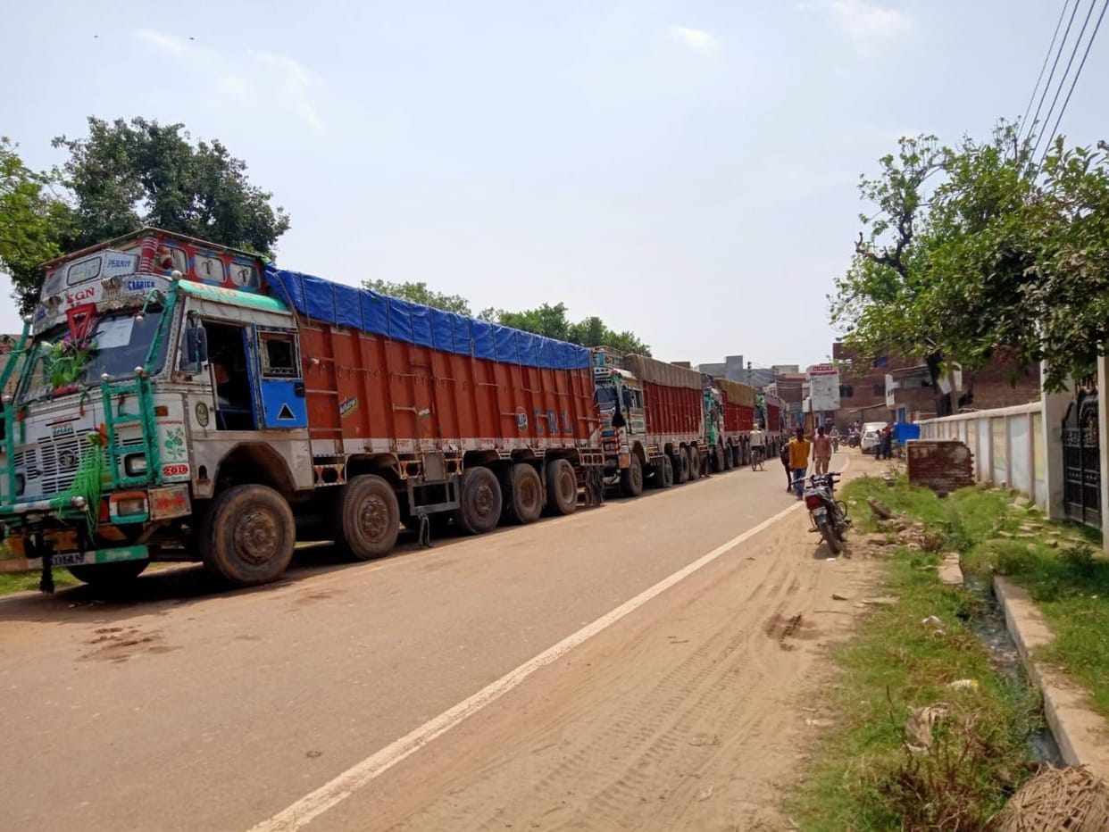 Two passers arrested with 11 trucks overloaded with sand