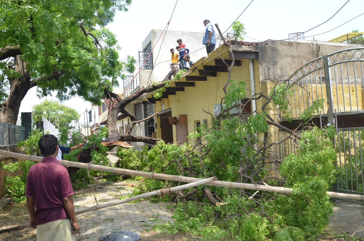 weather, rain, toofan, power, cut, mathura