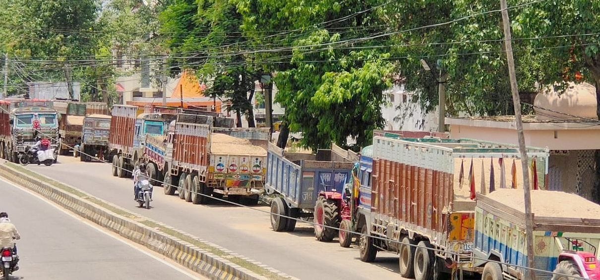 11 truck-dumpers caught overloaded by ballast-sand