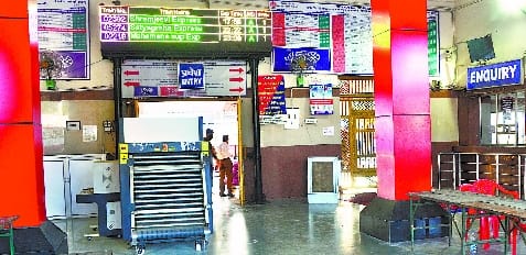 Bareilly: If you want to catch a train, then the passengers arrive 90 minutes before the scheduled time