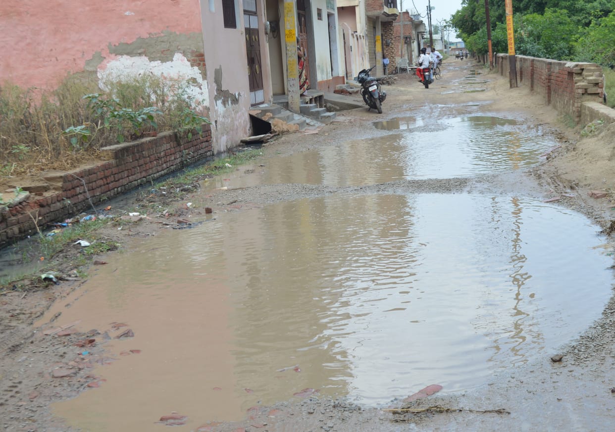 Hathras: Lightning showers with rain