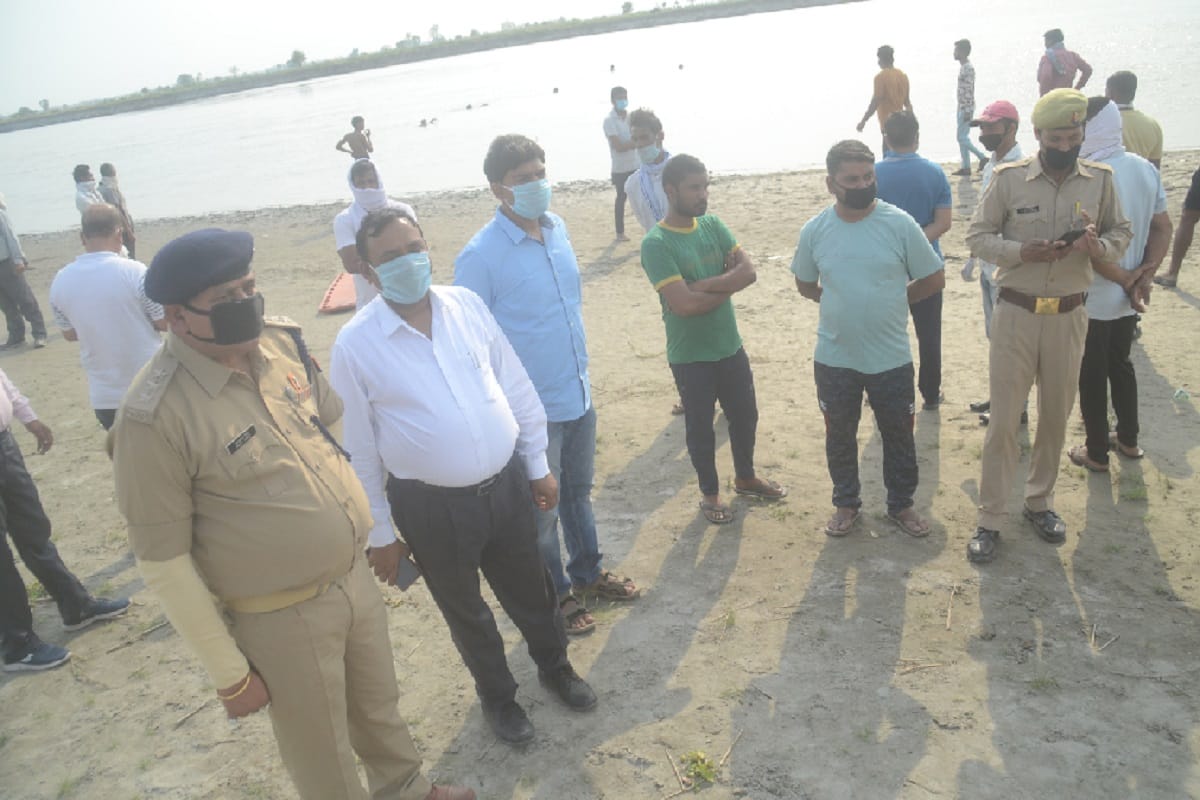 Death of a young man drowned in Yamuna river and two rescued and search for one in Baghpat