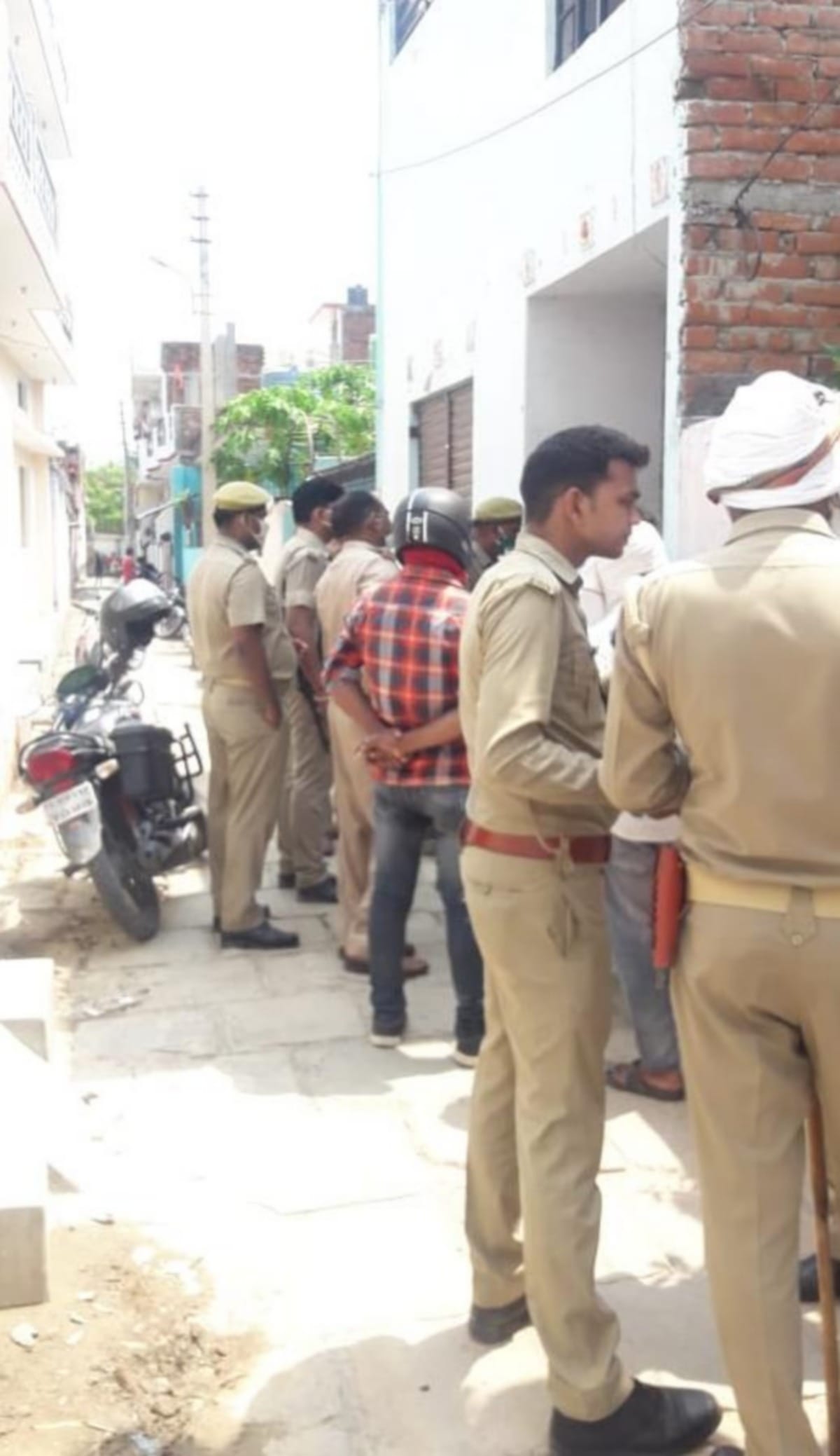 Inspector as a customer busted revealed a sex racket in yashoda colony in varanasi up