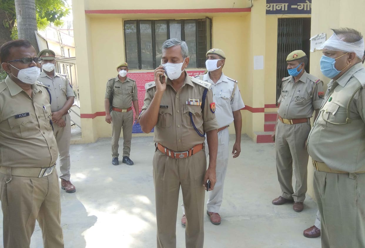 Stones on PRV, head constable injured