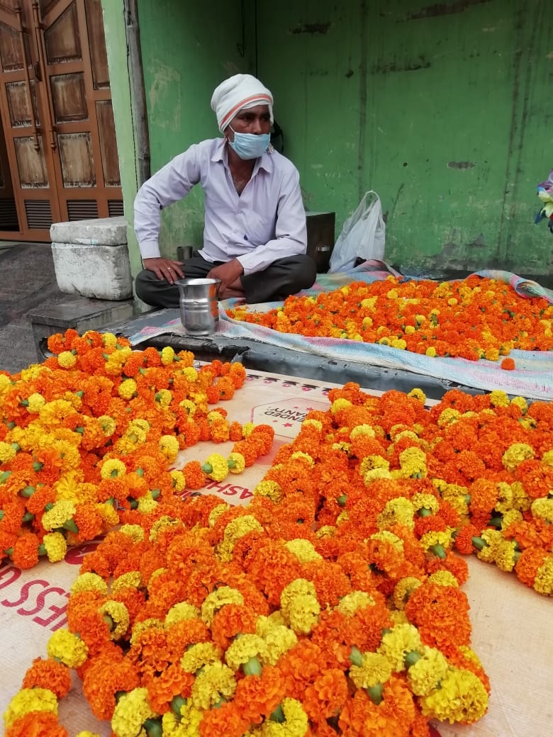 Flower sellers now hope to open the doors of God