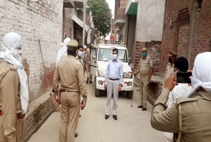 संक्रमित मिलने के बाद गांव में पहुंचे स्वास्थ्य अधिकारी