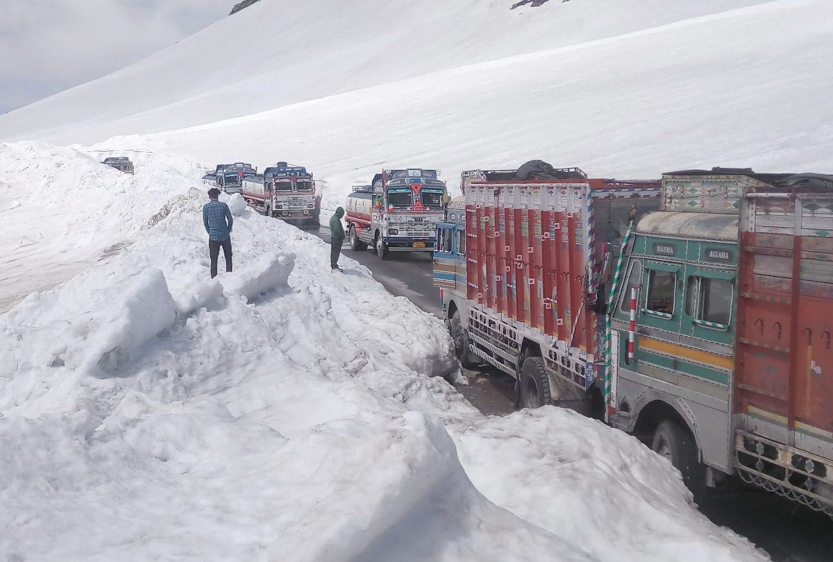 snowfall in rohtang and rain in shimla in himachal pradesh